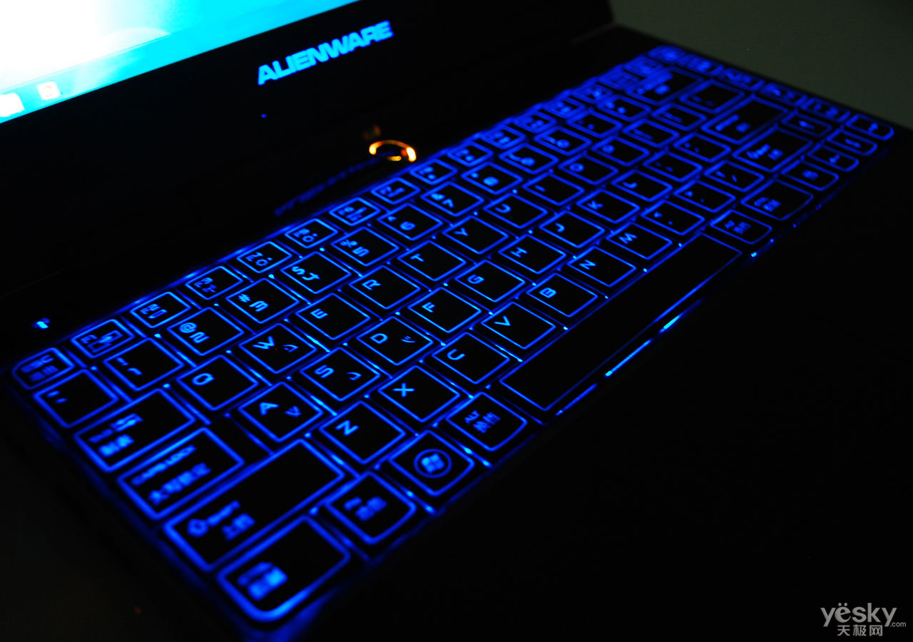 接通电源后,键盘和启动按键会发出炫目漂亮的背光.