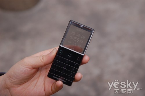 [天极上海3月26日消息]索爱xperia pureness(x5)是全球首创采用透明