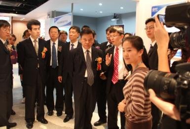 快播员工吴宇在向深圳市常务副市长吕锐锋一行介绍快播的嵌入式终端