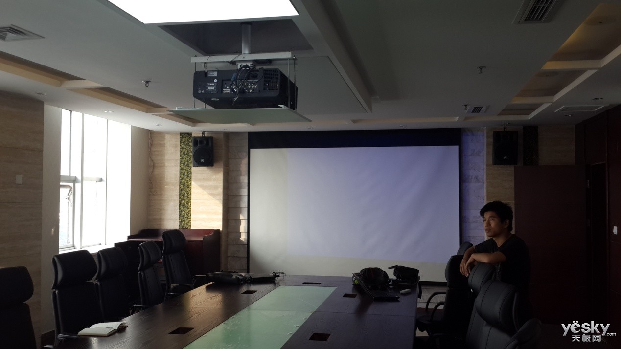 单台投影机投影于会议室