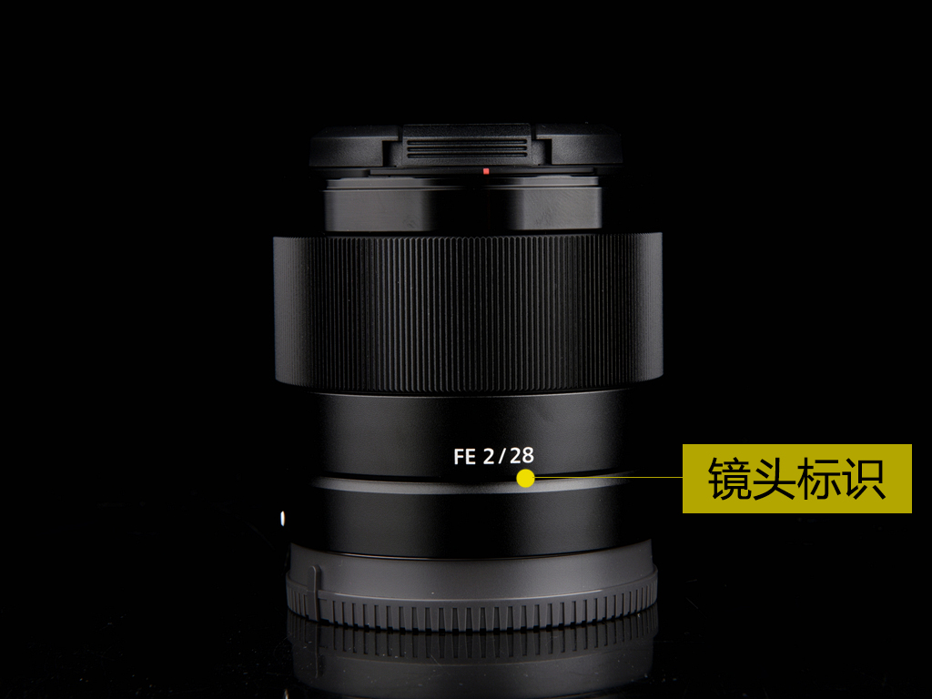 由于是定焦镜头,索尼全幅微单™镜头fe 28mm f2的侧面只有