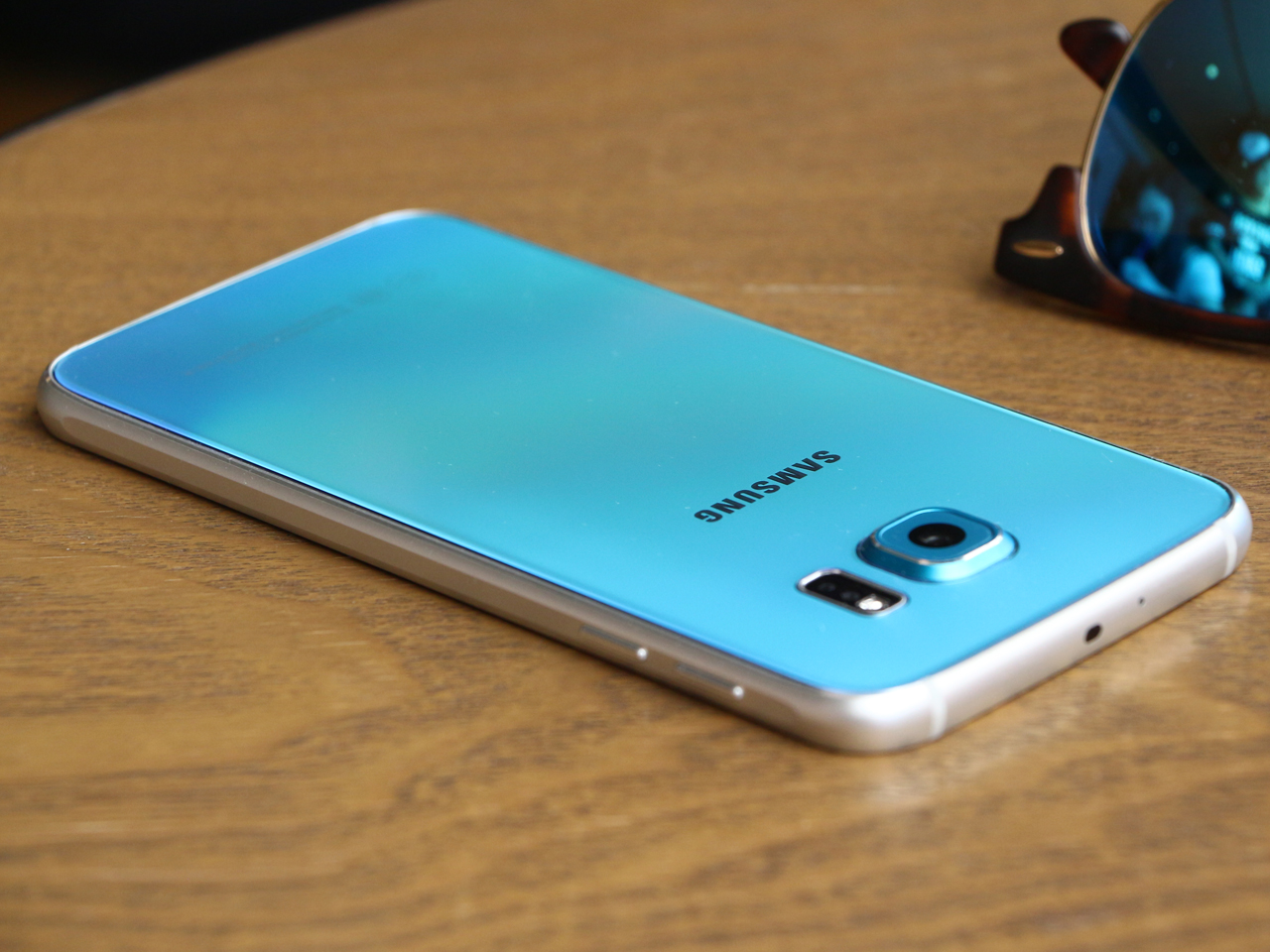 手机 正文    外观上,三星galaxy s6采用双面玻璃材质设计,后壳玻璃与