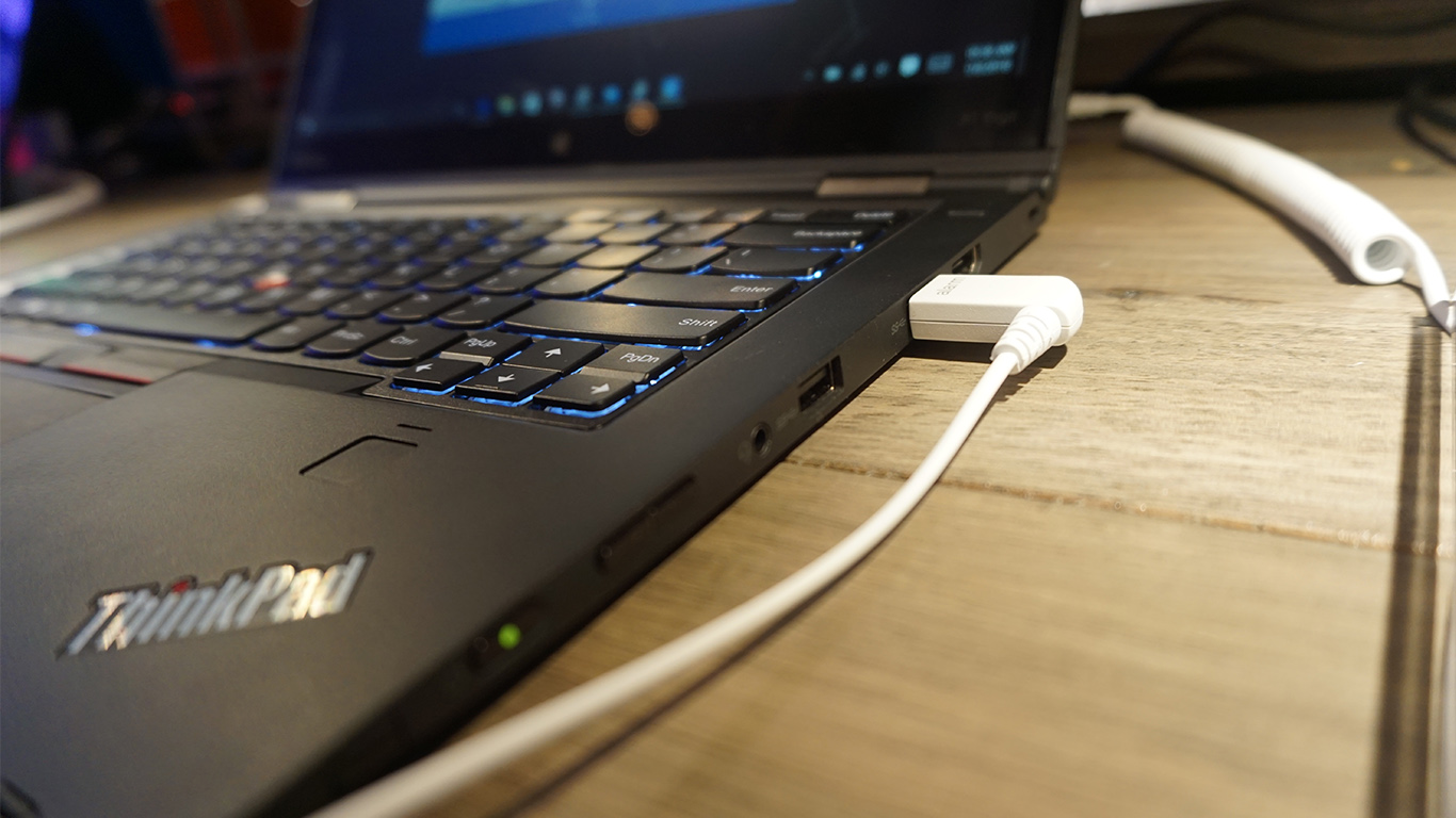 thinkpad x1 yoga右侧接口特写