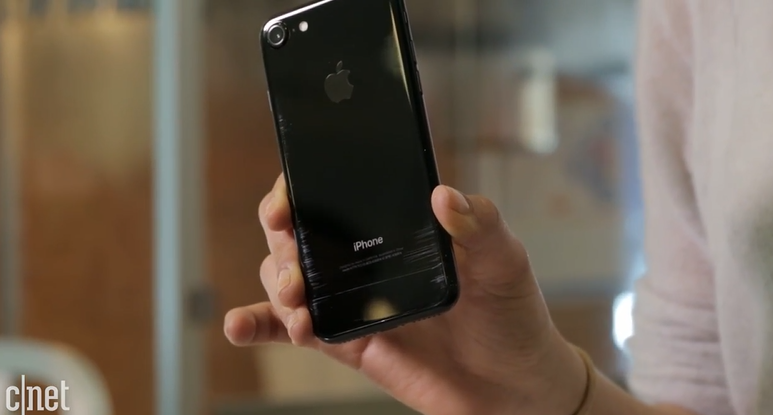 购买iphone 7 7 Plus亮黑色版瞬间让你后悔一 天极网