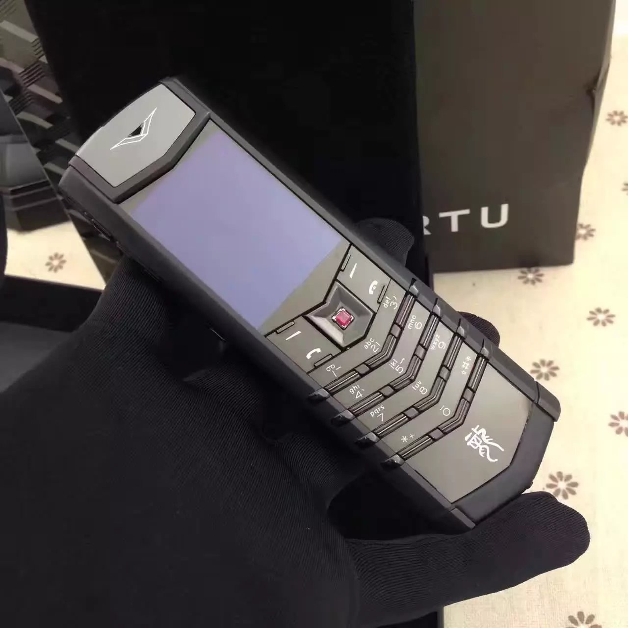 素以高端,豪华,尊贵著称的奢侈手机品牌vertu在近日正式宣布退出智能