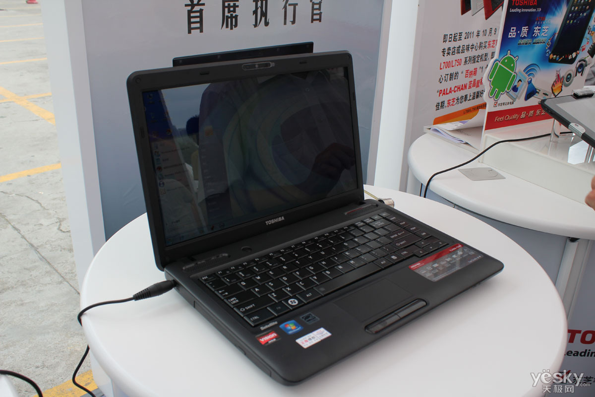 東芝 satellite c800-k11b這款筆記本秉承了前代天籟黑外觀設計,將