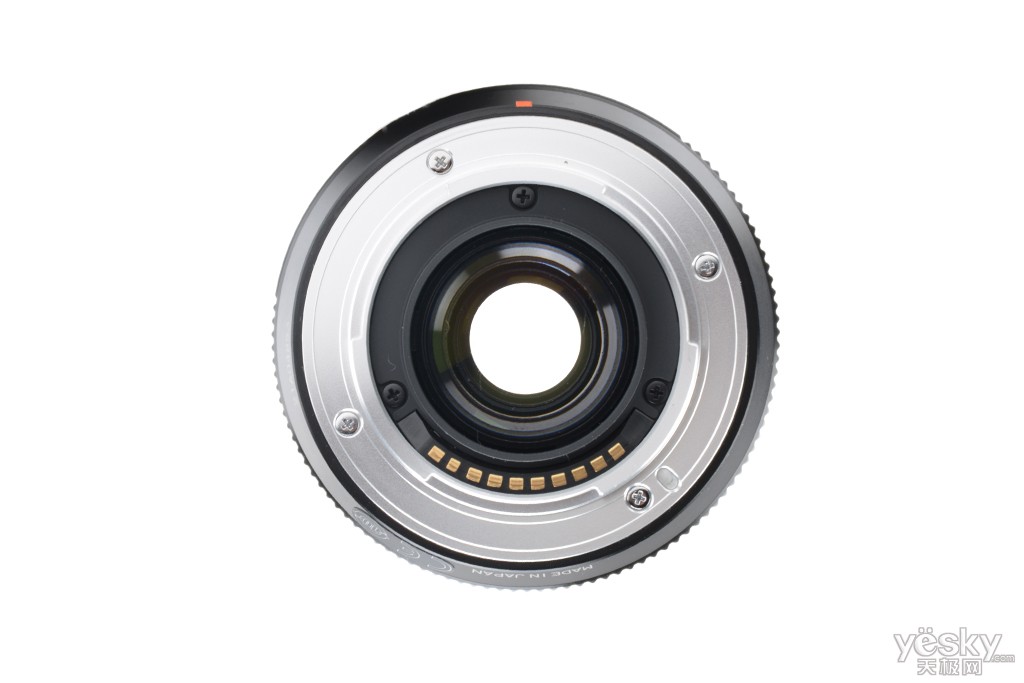 数码 相机 正文   富士xf18mmf2 r在镜身上提供了光圈环,但事实上
