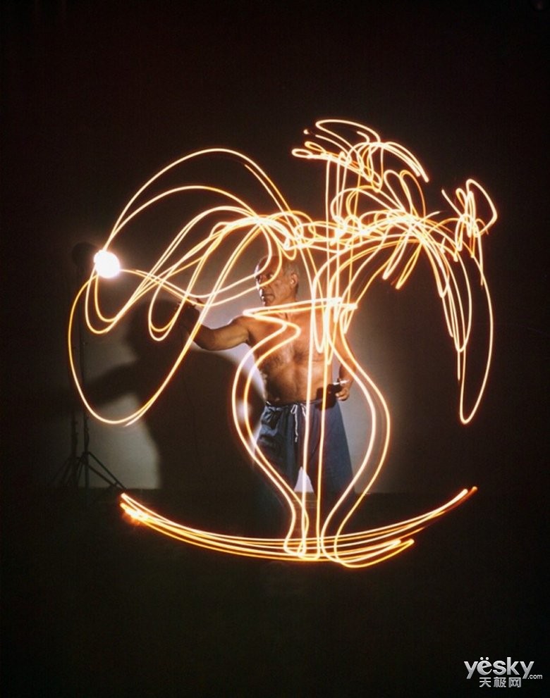 绘画大师的潮摄影 毕加索的光绘涂鸦