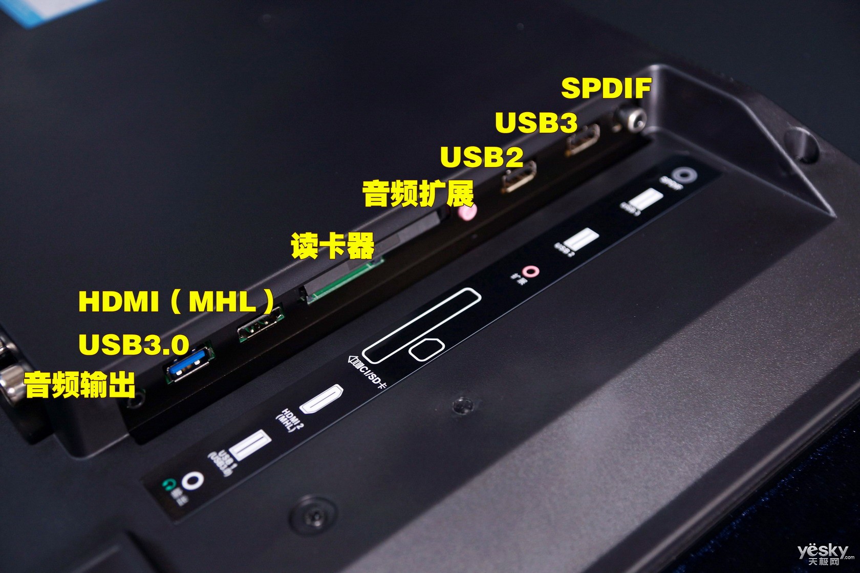 kktv led49k70a的各类接口和控制按钮都涉及在同一边,因此操作十分