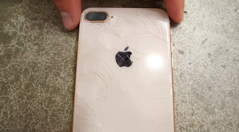 iphone 8 plus防摔测试:屏幕很硬 背面较弱